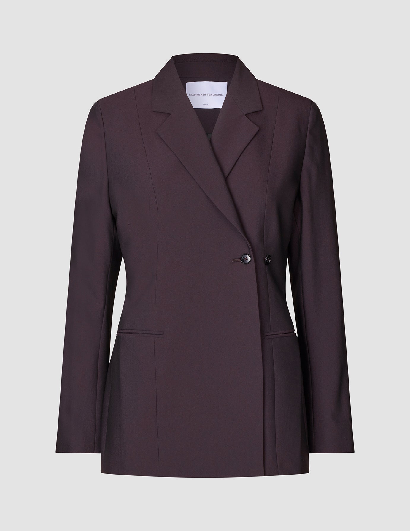 Avira-blazer for damer i fargen Burgundy Berry, med dobbeltradet snitt, skrå krage og to knapper.